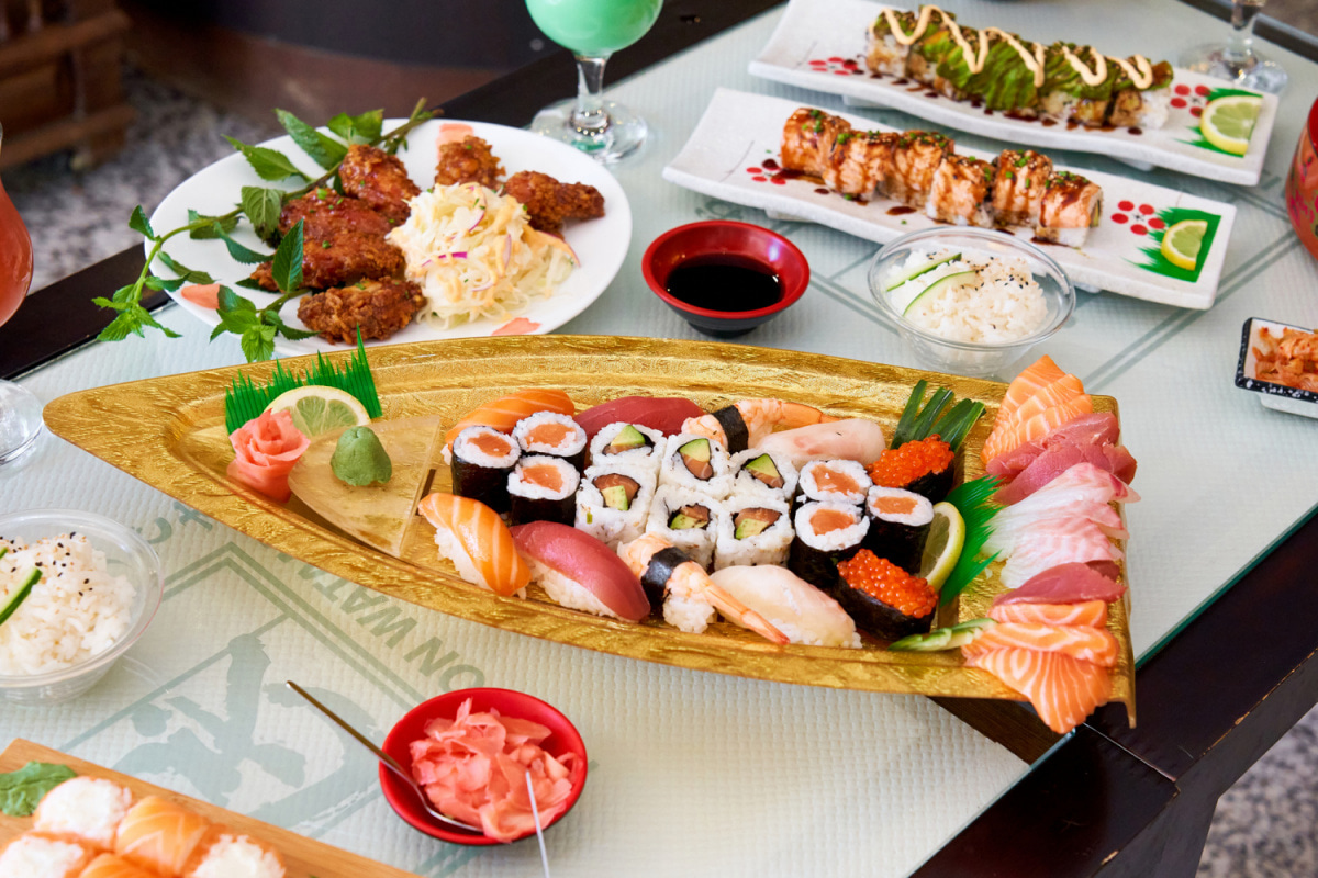 Bateau de sushis, makis et sashimis