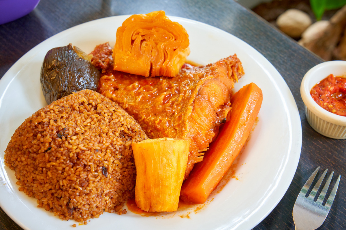 Plat de poisson, semoule et légumes de la cuisine sénégalaise