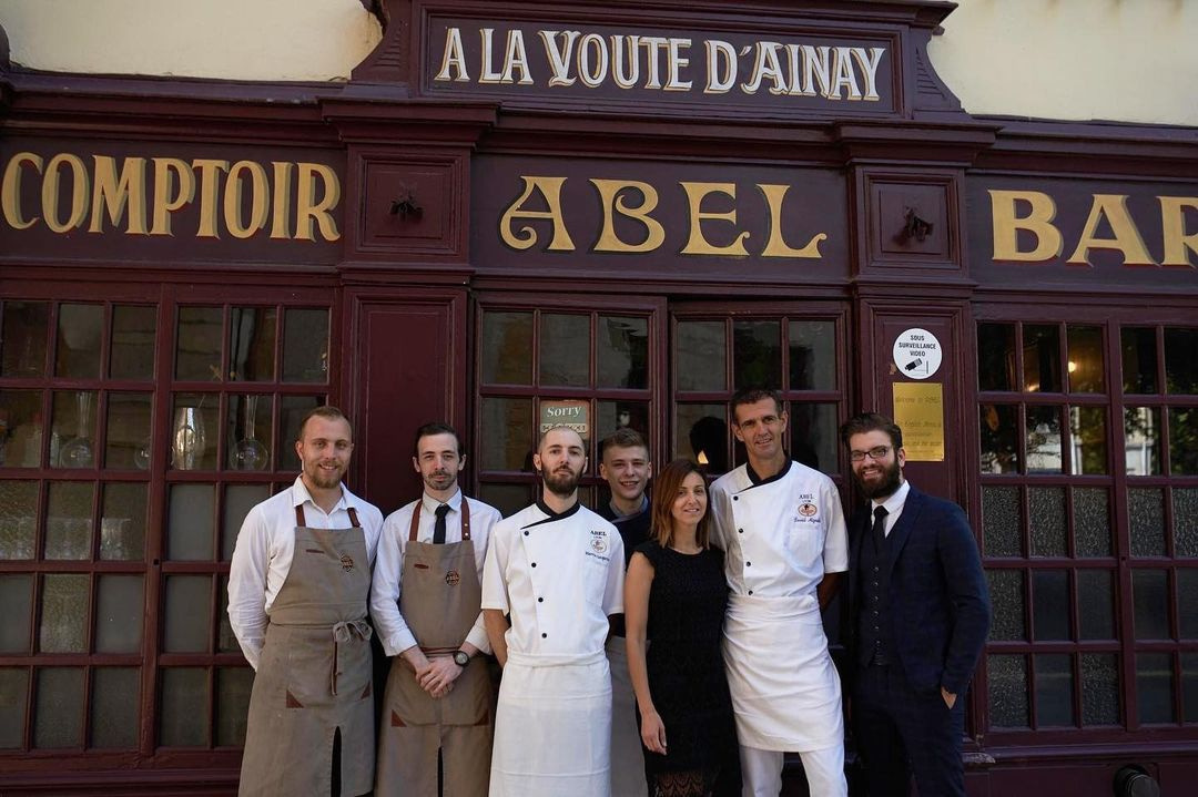 Équipe en tablier devant la façade ancienne du Comptoir d'Abel